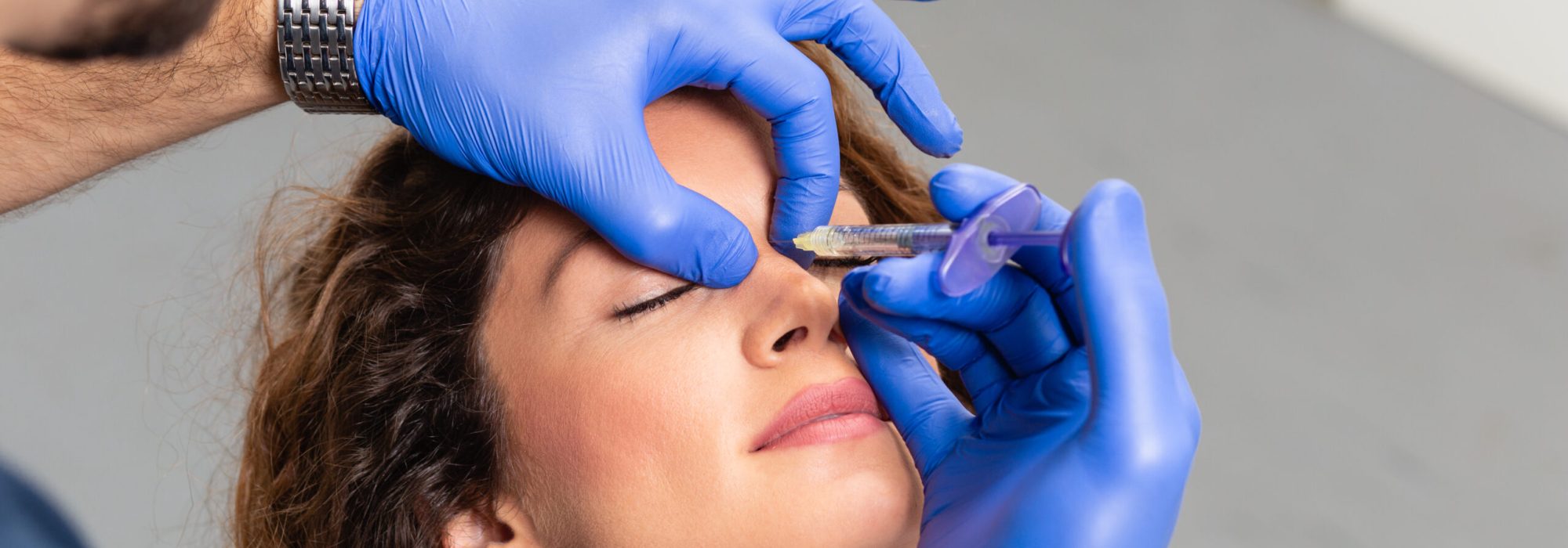 Close,Up,Of,Beautician,Expert's,Hands,Injecting,Botox.