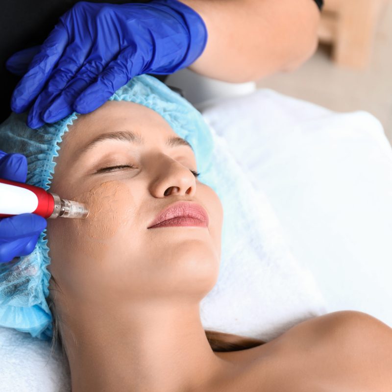 Young,Woman,Undergoing,Procedure,Of,Bb,Glow,Treatment,In,Beauty